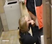 Blonde baisée dans les toilettes publiques