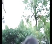 Sveltina amateur nel giardino di fuori di un matr